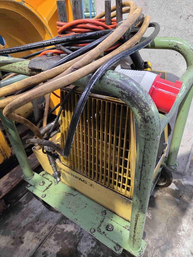 Usato MARTINETTO DI SOLLEVAMENTO ENERPAC 570-700 BAR