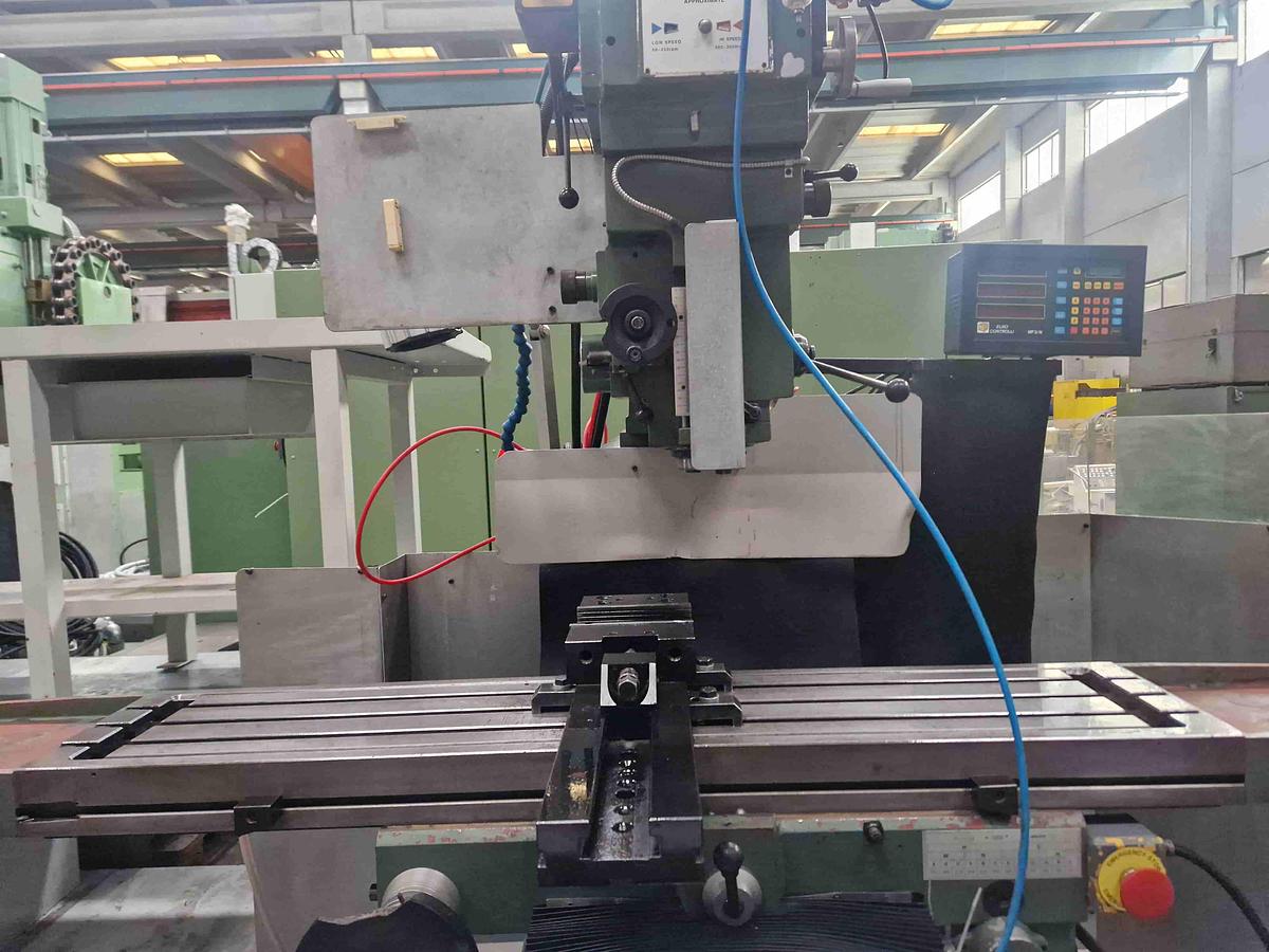 Usato FRESATRICE VERTICALE MICROCUT 5000 SV