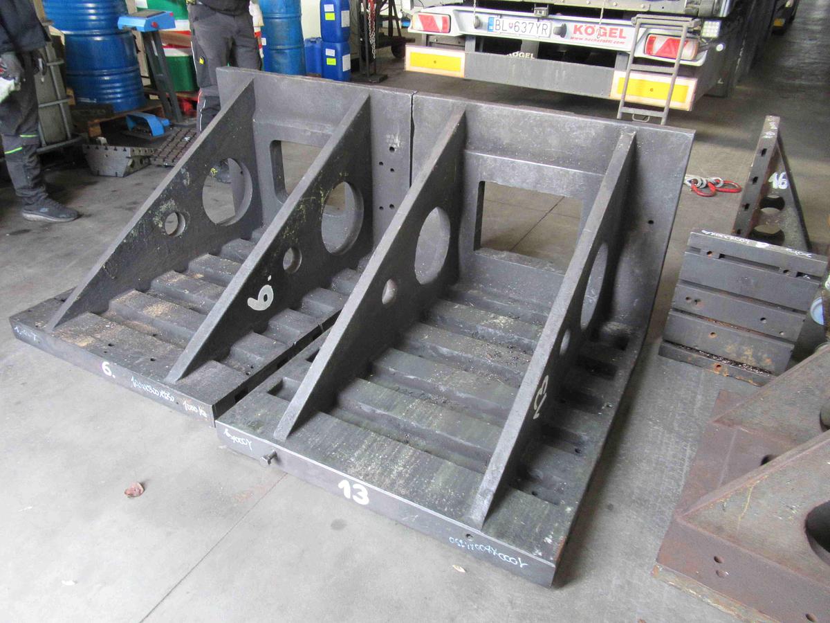 Usato SQUADRE IN GHISA SCANALATE - n. 2