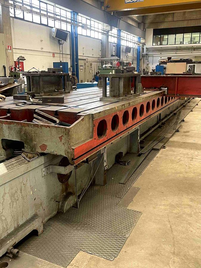 Usato FORATRICE PER FORI PROFONDI CON TAVOLA MOBILE TACCHI FT 35 CNC