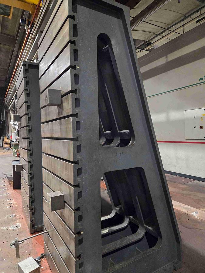 Usato SQUADRE IN GHISA SCANALATE - n. 2