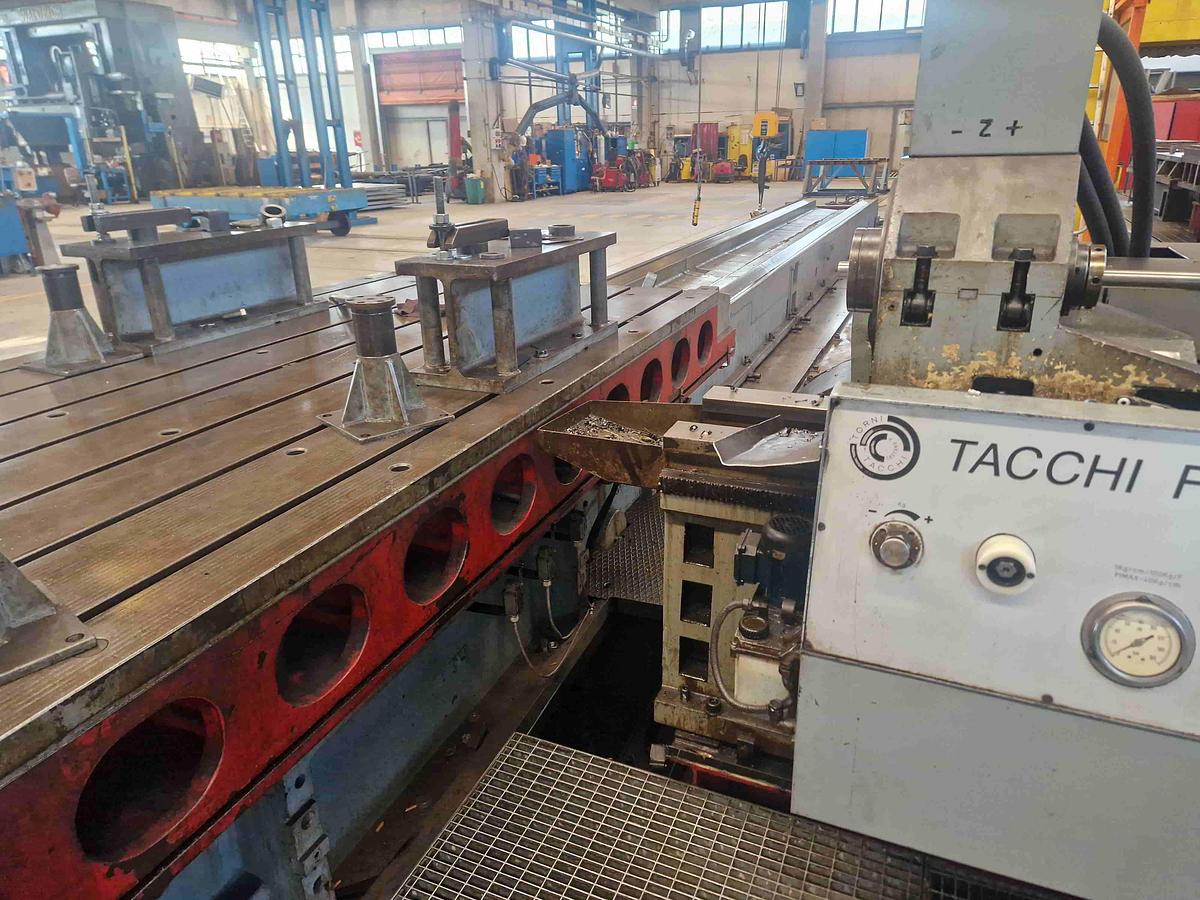 Usato FORATRICE PER FORI PROFONDI CON TAVOLA MOBILE TACCHI FT 35 CNC