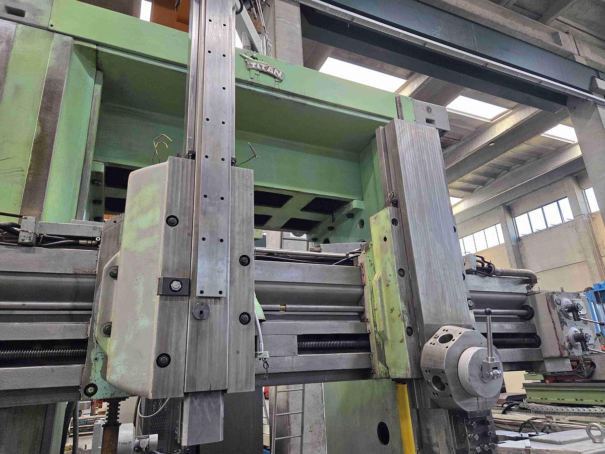 Usato TORNIO VERTICALE TITAN SC 27