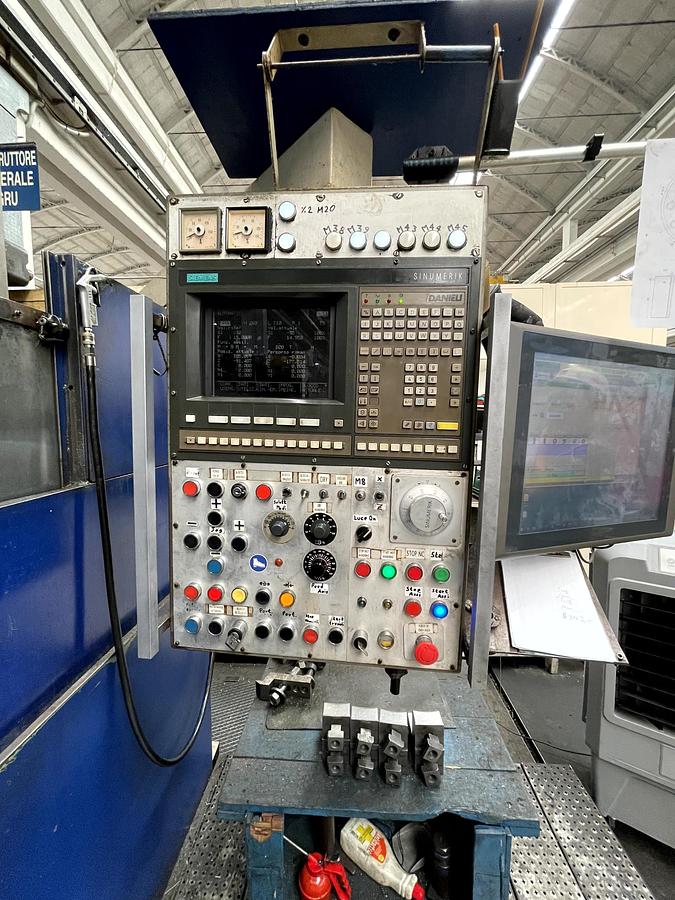 Usato TORNIO VERTICALE TOS SKIQ 8 CNC