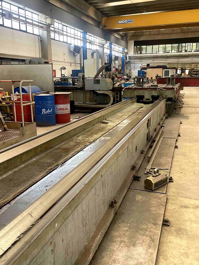 Usato FORATRICE PER FORI PROFONDI CON TAVOLA MOBILE TACCHI FT 35 CNC