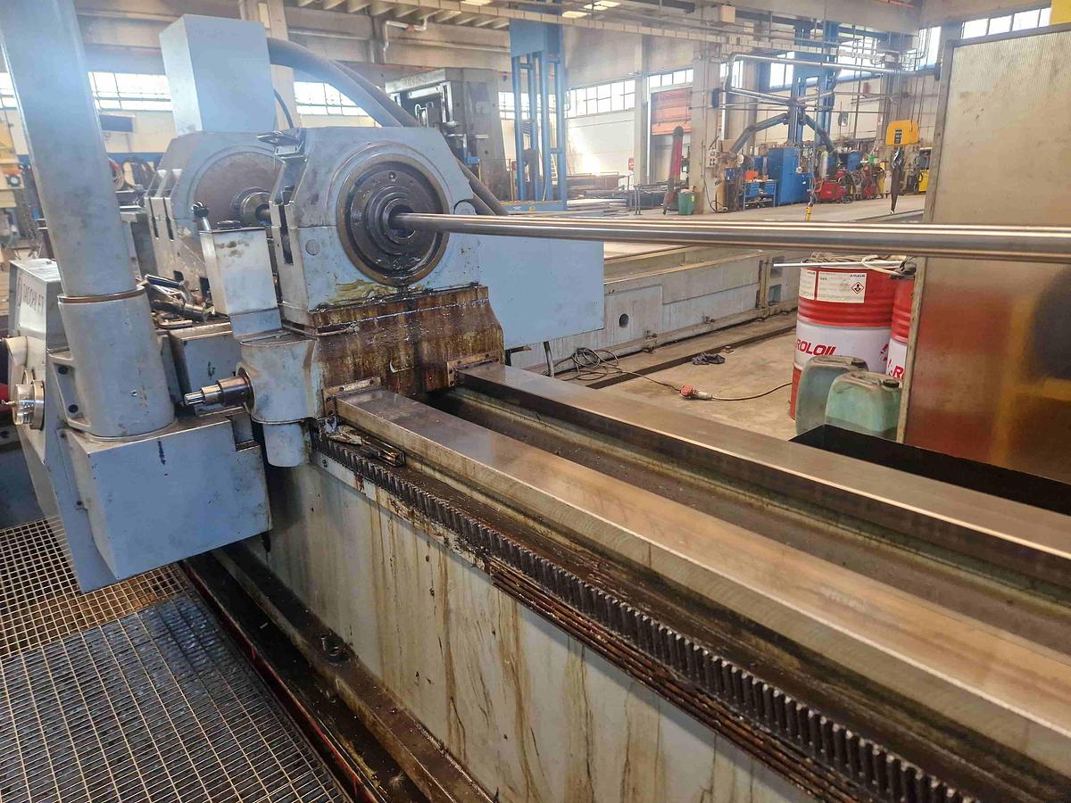Usato FORATRICE PER FORI PROFONDI CON TAVOLA MOBILE TACCHI FT 35 CNC