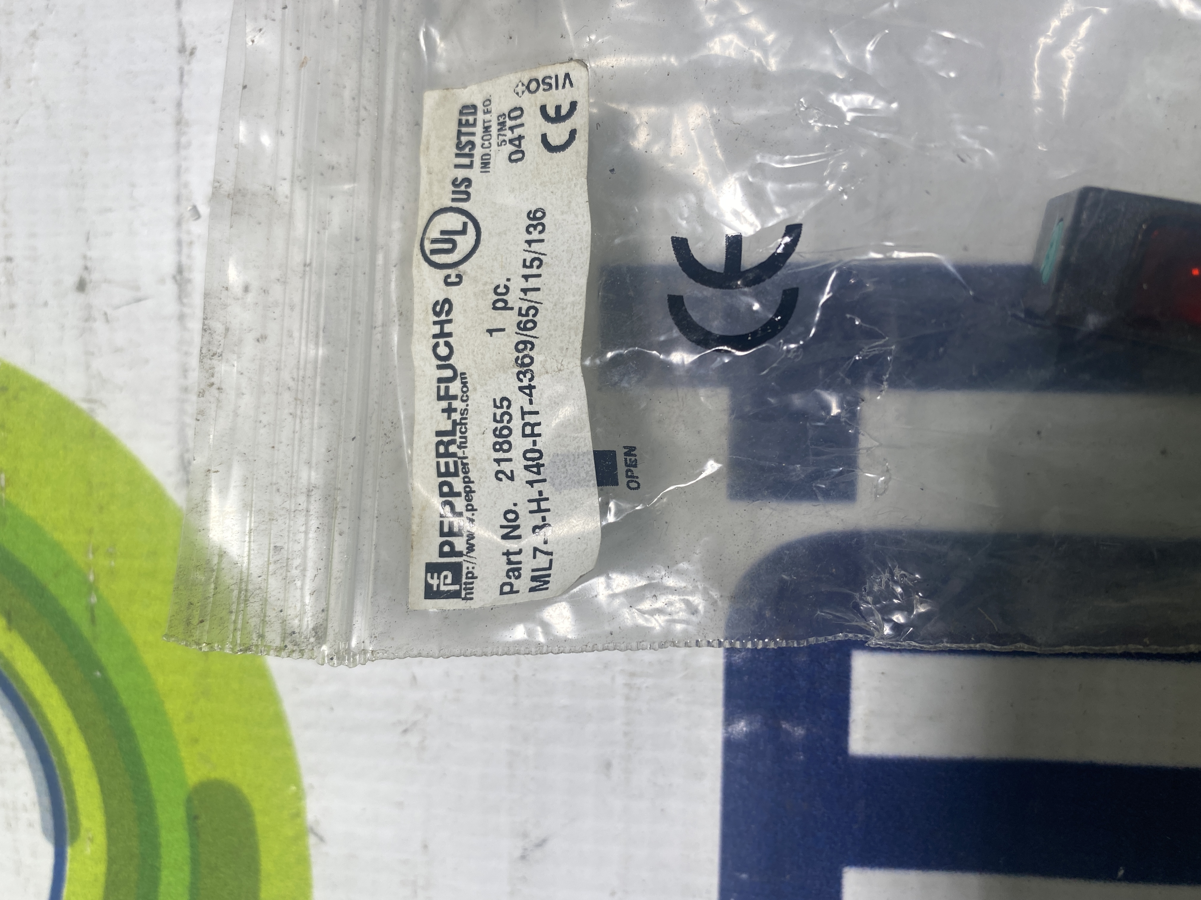 Pepperl+Fuchs ML7-8-H-140-RT-4369/65/115/136 Background Suppression Sensor w/ Bracket