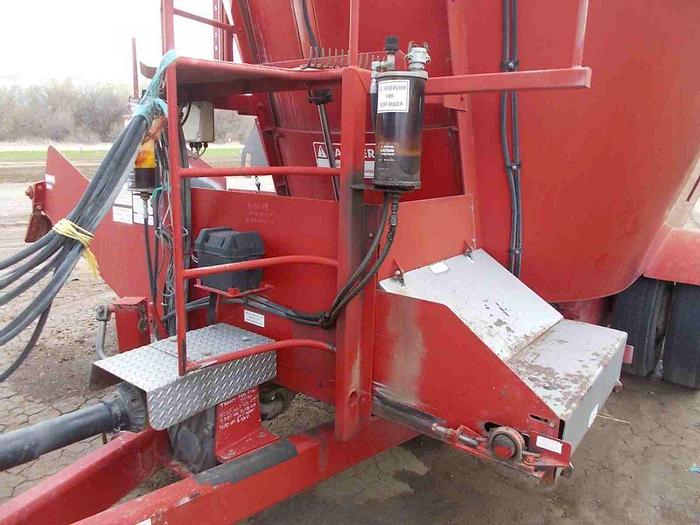 Used Loewen 1022 Vertical Feed Mixer
