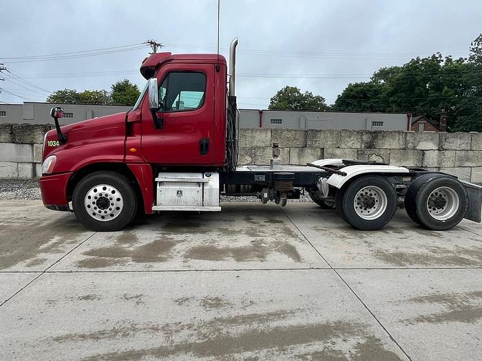 Used 2016 FREIGHTLINER Cascadia Day Cab