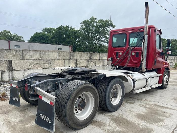 Used 2016 FREIGHTLINER Cascadia Day Cab