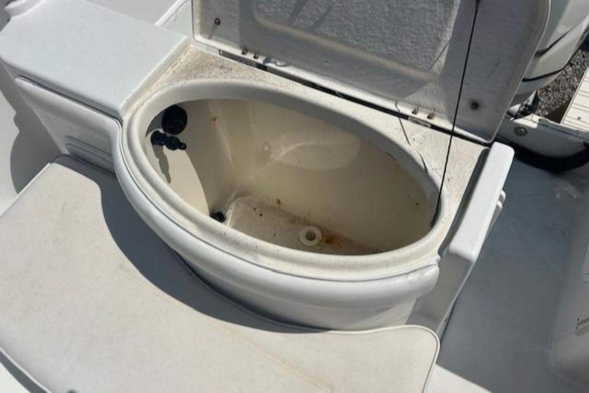 Used 2001 Seaswirl Striper 2601 Walkaround O/B