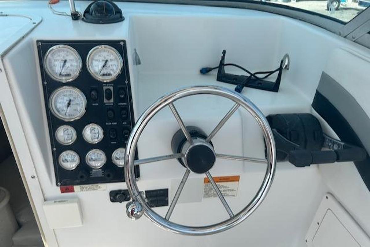 Used 2001 Seaswirl Striper 2601 Walkaround O/B