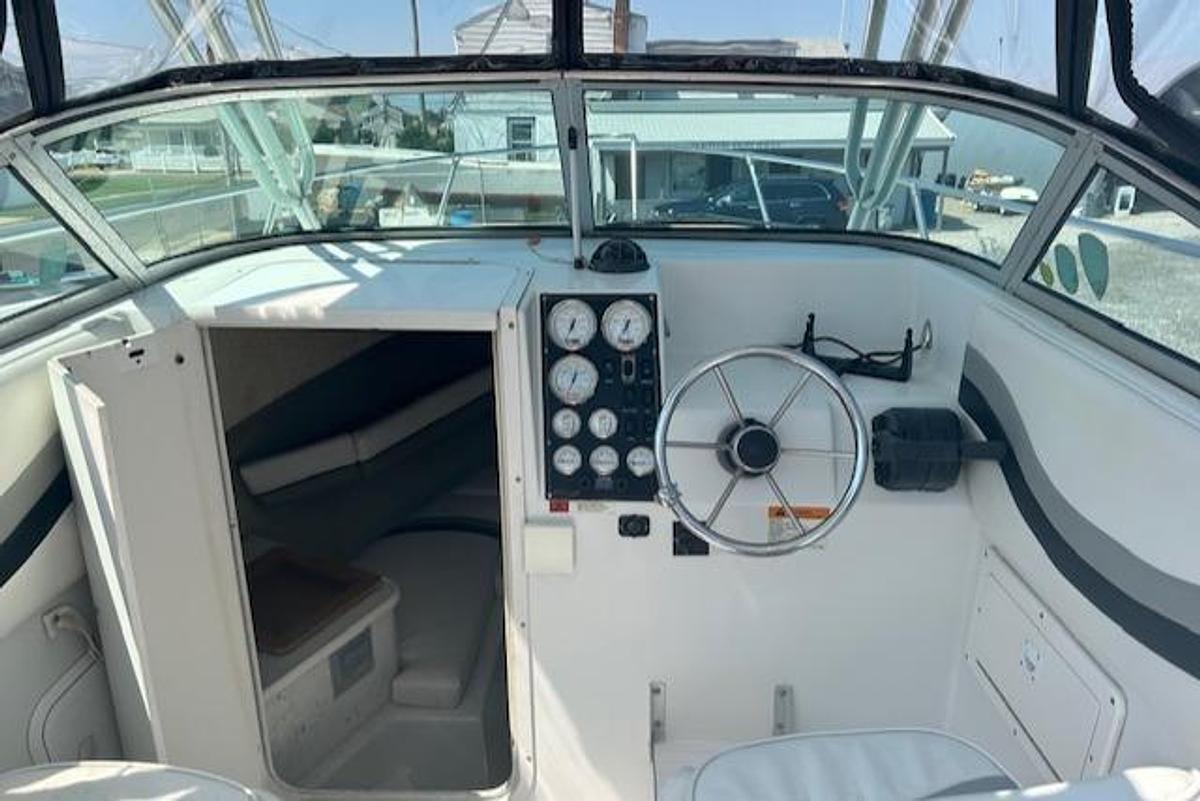 Used 2001 Seaswirl Striper 2601 Walkaround O/B