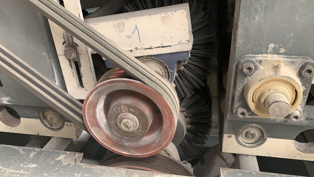 Usato Spazzolatrice marca Comec larghezza utile 1000 mm, con 4 spazzole superiori, 4 inferiori e 2 laterali, usata