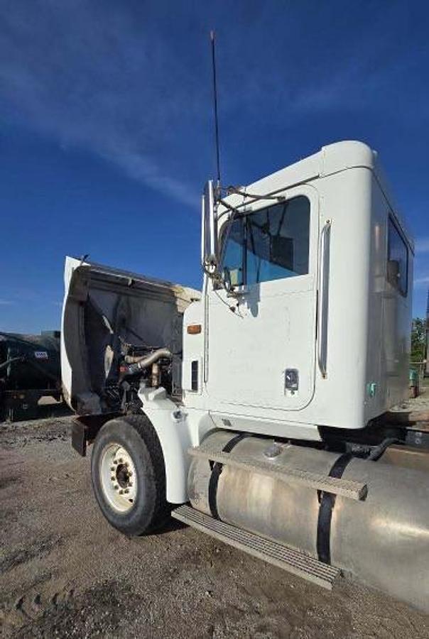 Used 1999 International 9400 - 4K-Gallon Tank Truck