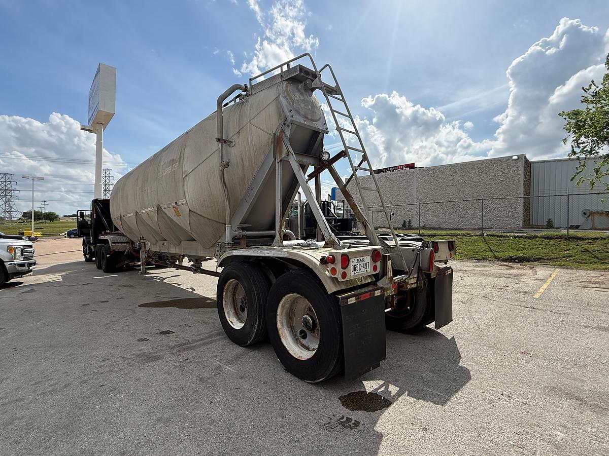 Used 1984 Fruehauf Pneumatic Bulk Trailer
