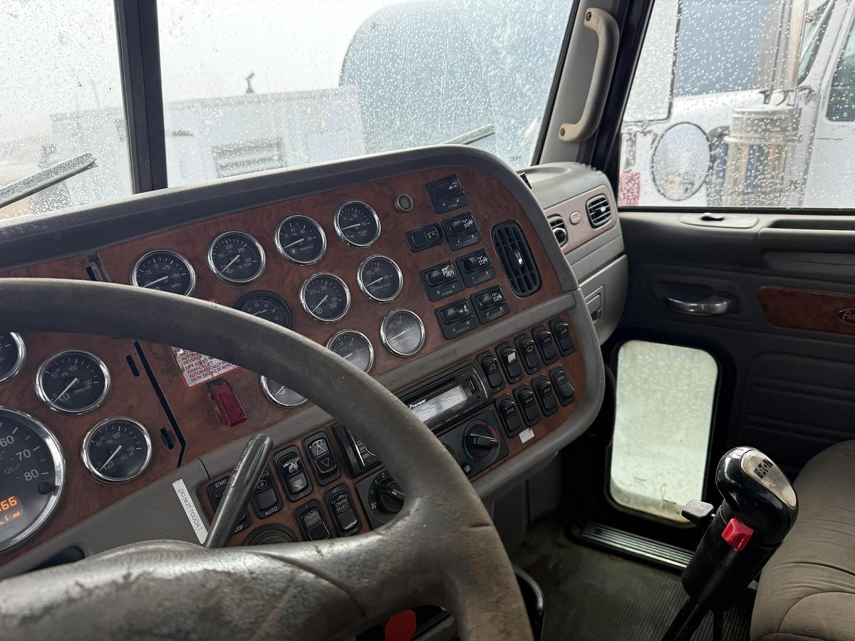 Used 2009 Peterbilt Winch Truck