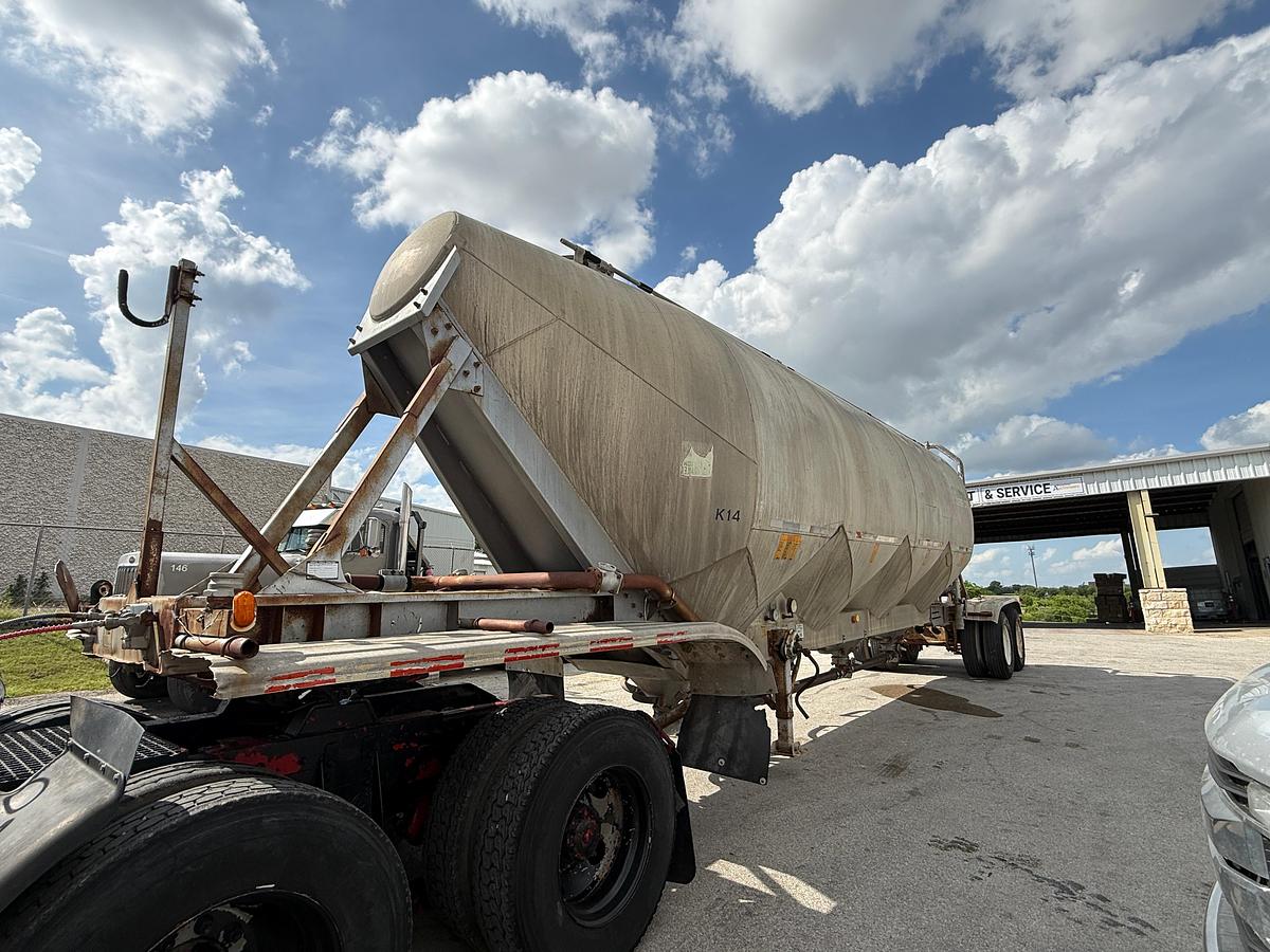 Used 1984 Fruehauf Pneumatic Bulk Trailer