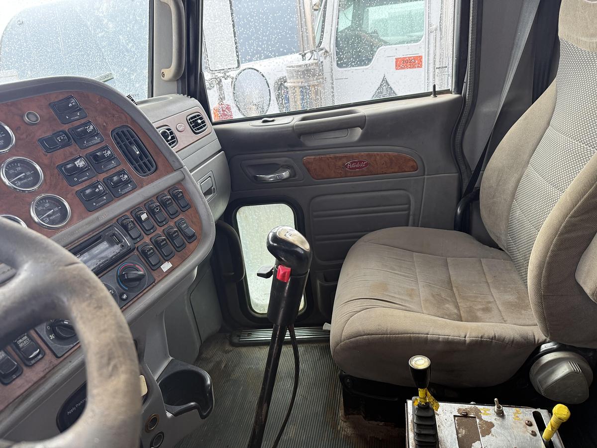 Used 2009 Peterbilt Winch Truck