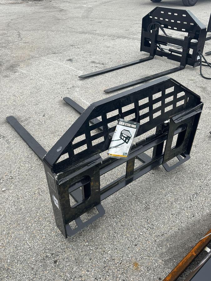 Used 2026 GIYI GY-DHC 59in Forks Skid Steer Attachment (UNUSED)