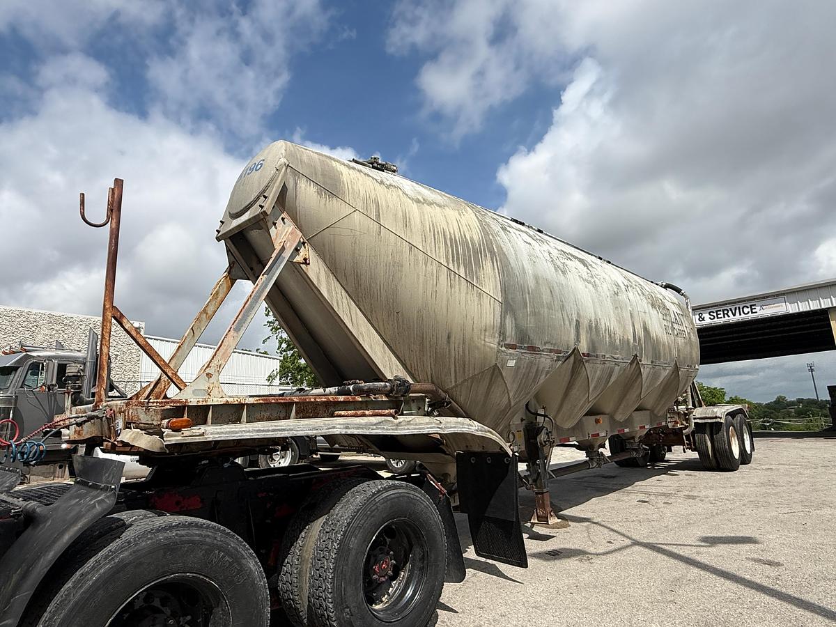 Used 1984 Fruehauf Pneumatic Bulk Trailer