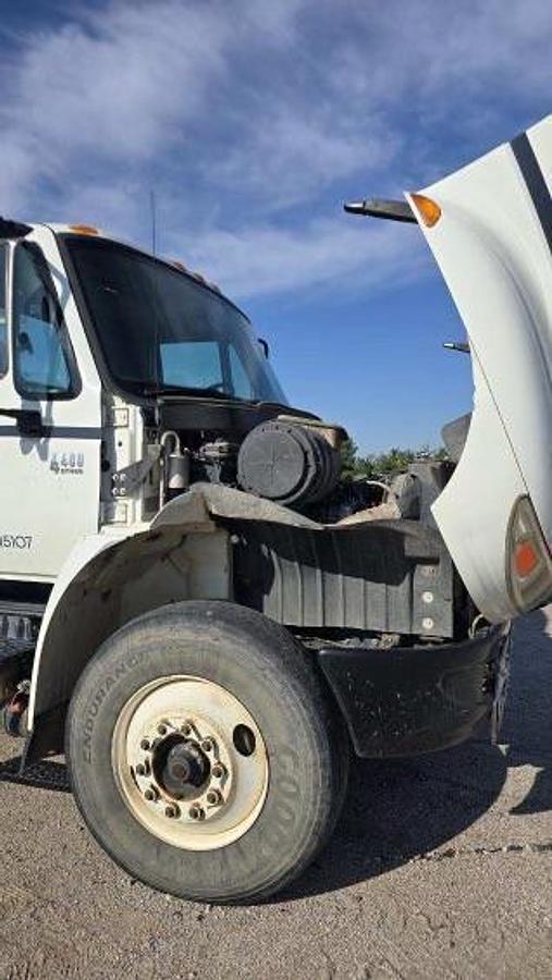 Used 2004 International 4400 SBA 4x2 Acid Truck