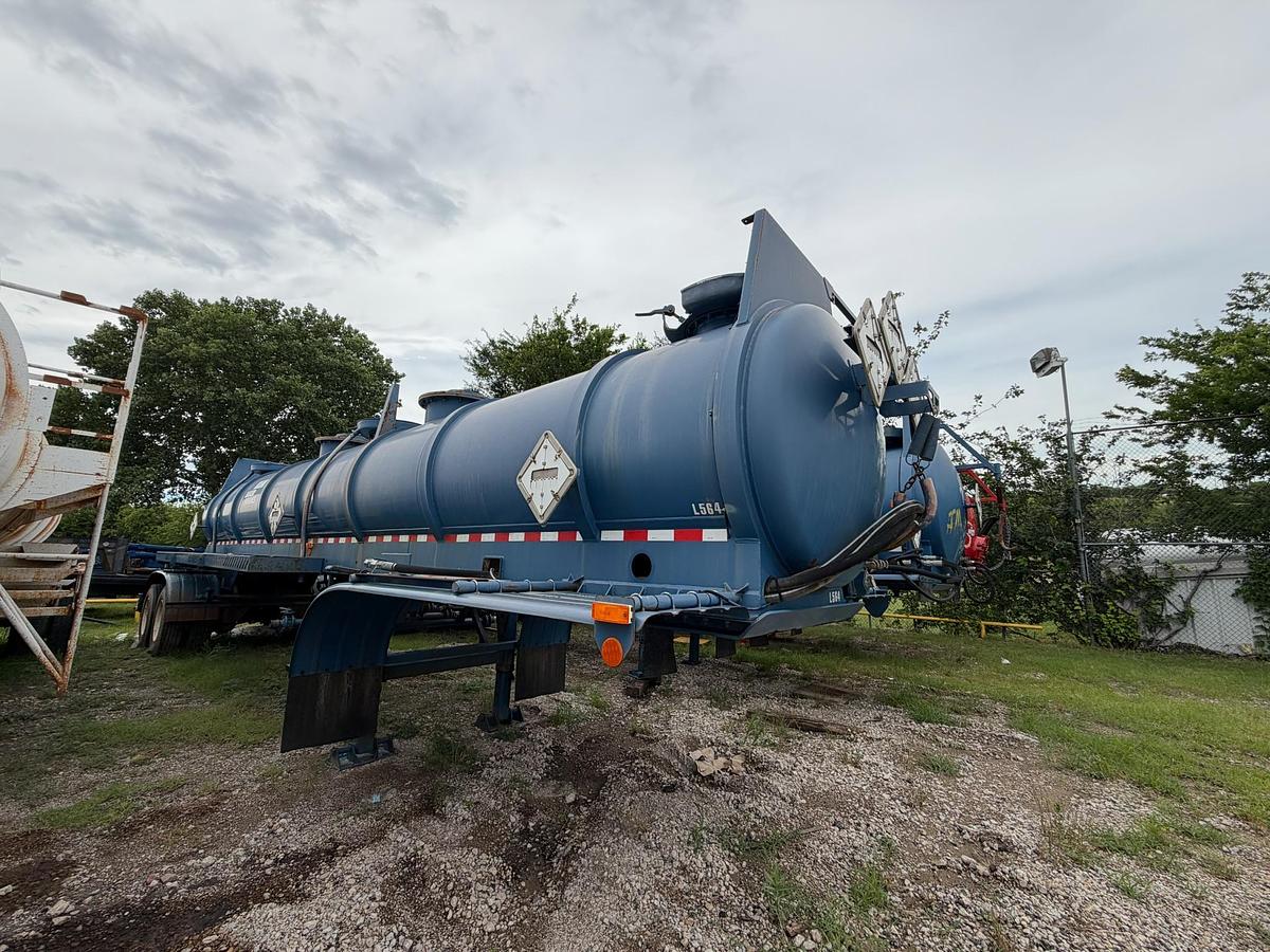 Used 2012 Wilco 4,100 Gallon with Hyd Agitators Acid Transport Trailer