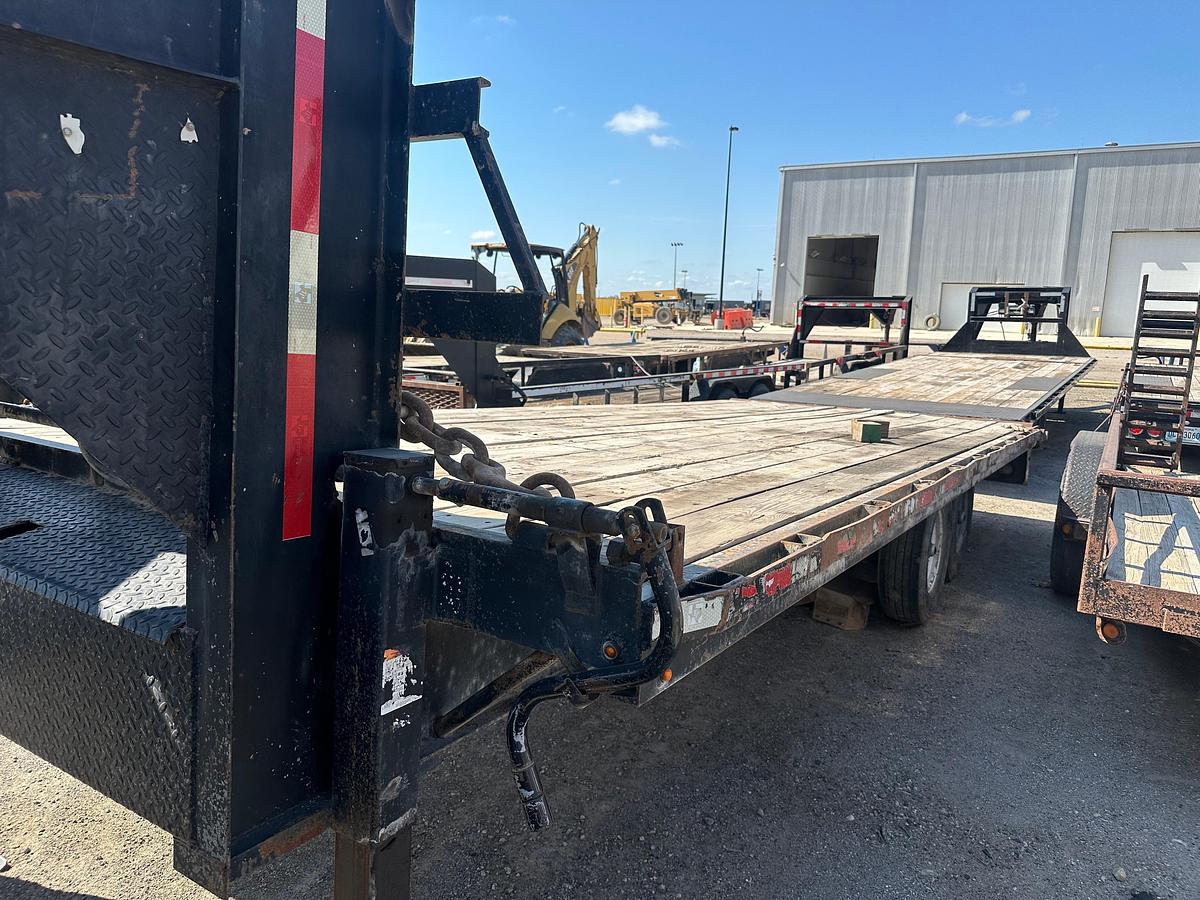 Used 2018 Texas Pride Trailer gooseneck trailer with 20 deck has tail roll and 17,500 lb Smitty Bilt win