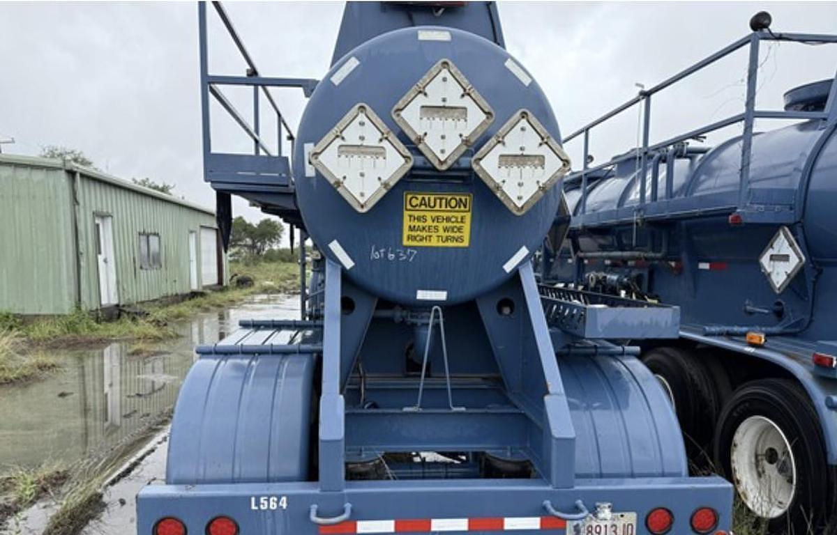 Used 2012 Wilco 4,100 Gallon with Hyd Agitators Acid Transport Trailer