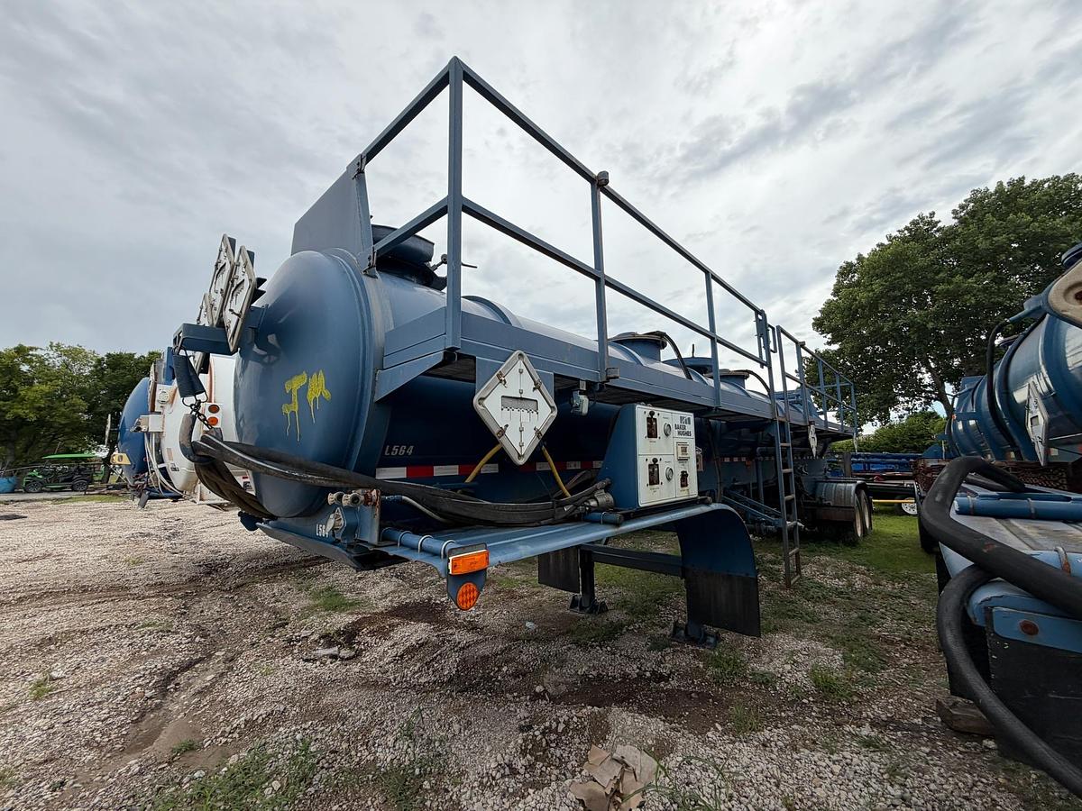 Used 2012 Wilco 4,100 Gallon with Hyd Agitators Acid Transport Trailer