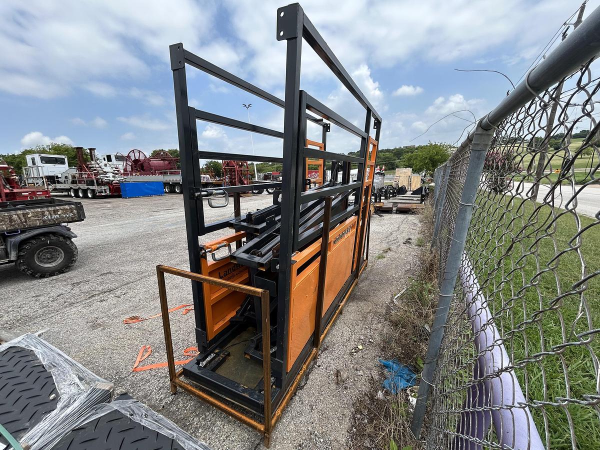 Used 2026 Landhonor LHR-CSC10 10ft Cattle Squeeze Chute (UNUSED)