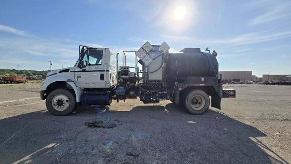 Used 2004 International 4400 SBA 4x2 Acid Truck