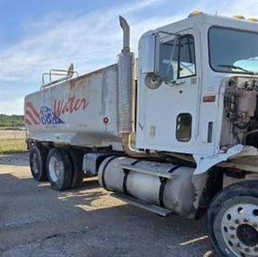 Used 1999 International 9400 - 4K-Gallon Tank Truck