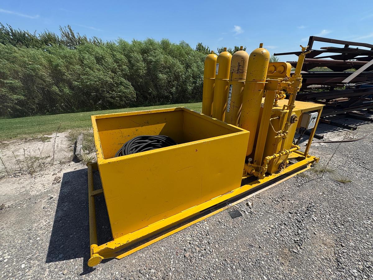 Used 2011 Advanced Pressure 3-Station 40-Gallon Accumulator with Triplex Pump Gas Motor Storage Tub