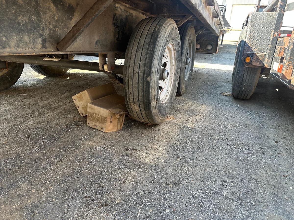 Used 2018 Texas Pride Trailer gooseneck trailer with 20 deck has tail roll and 17,500 lb Smitty Bilt win