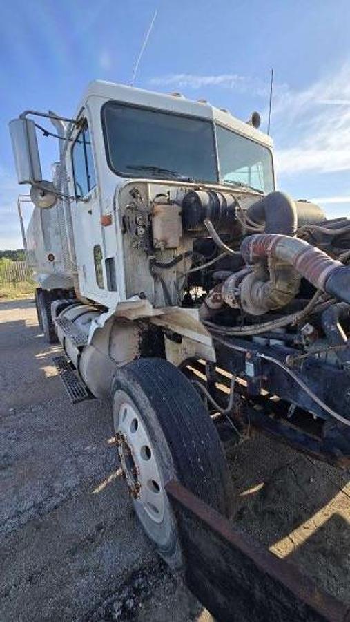 Used 1999 International 9400 - 4K-Gallon Tank Truck