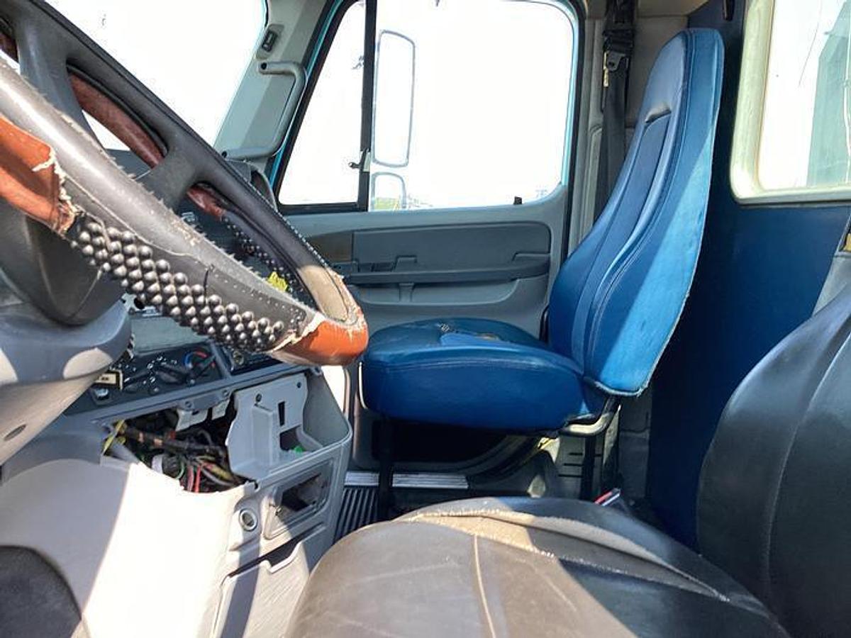 Used 2005 Freightliner Cascadia