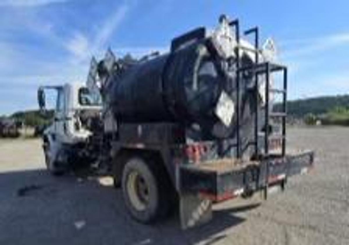 Used 2004 International 4400 SBA 4x2 Acid Truck