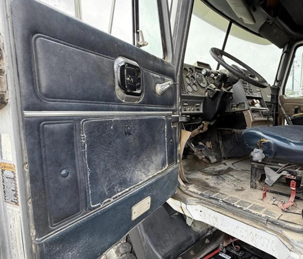 Used 1999 Mack CH613 60K Mech Winch Truck