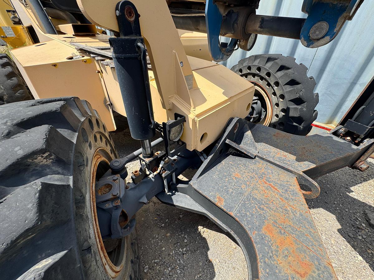 Used 2011 Caterpillar TL1055 Telehandler