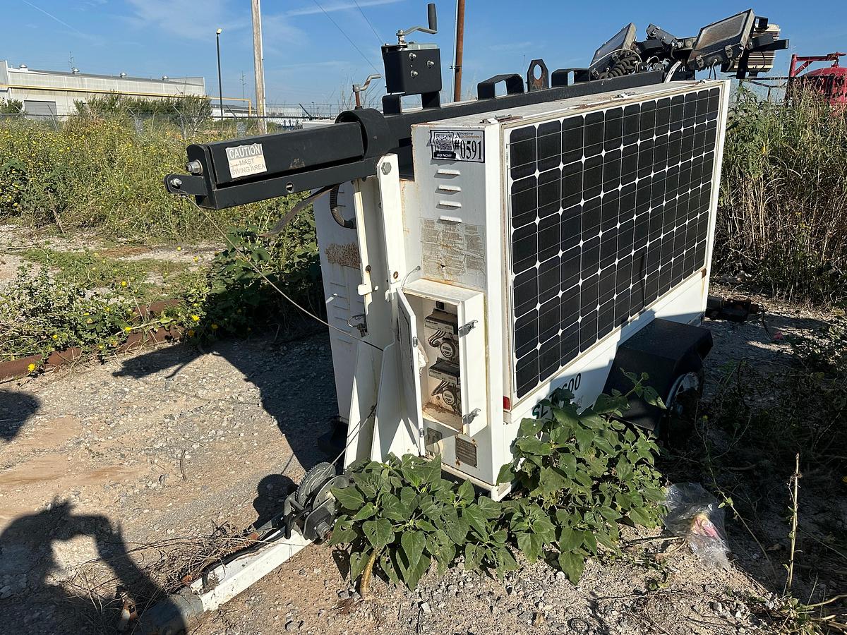 Used Solar Light Tower SLT600, Inoperable, Has Bad Tires