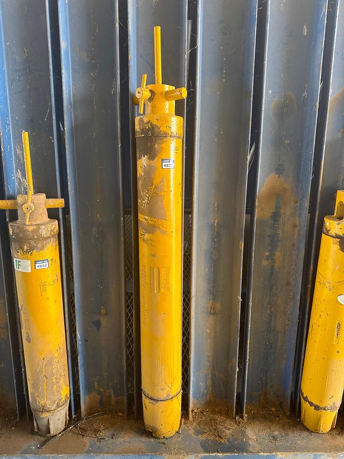 Used Hydraulic Actuator / Cylinder 4'' XT39 Connection