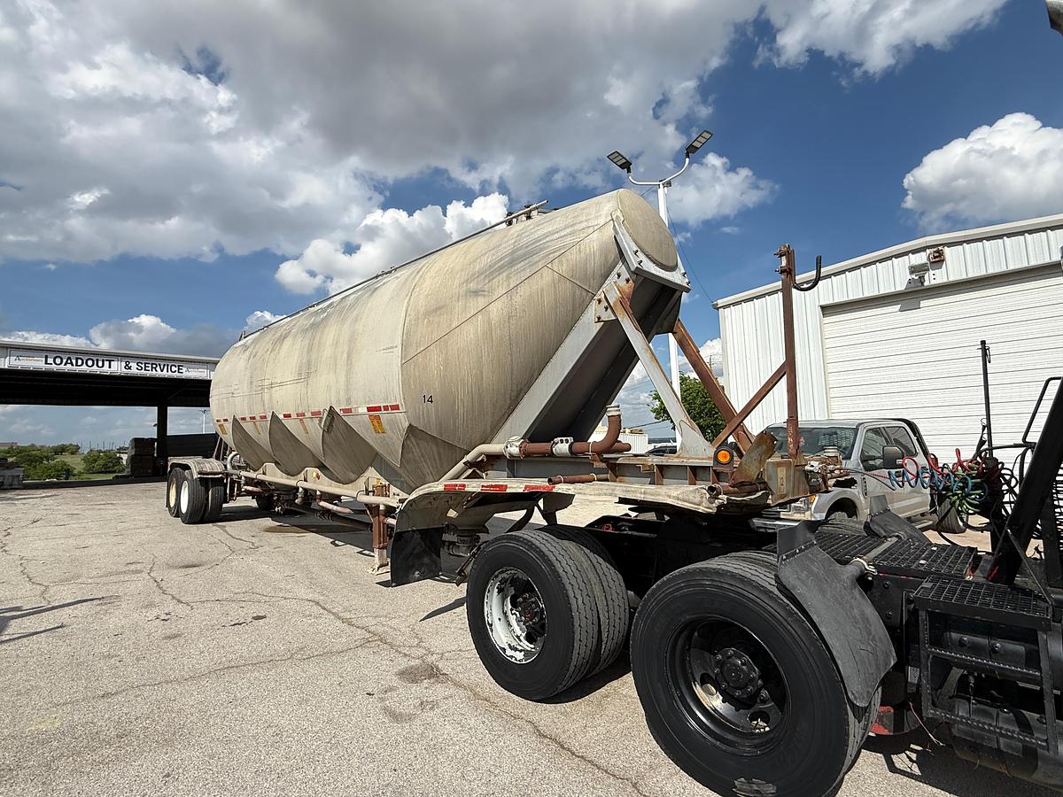 Used 1984 Fruehauf Pneumatic Bulk Trailer