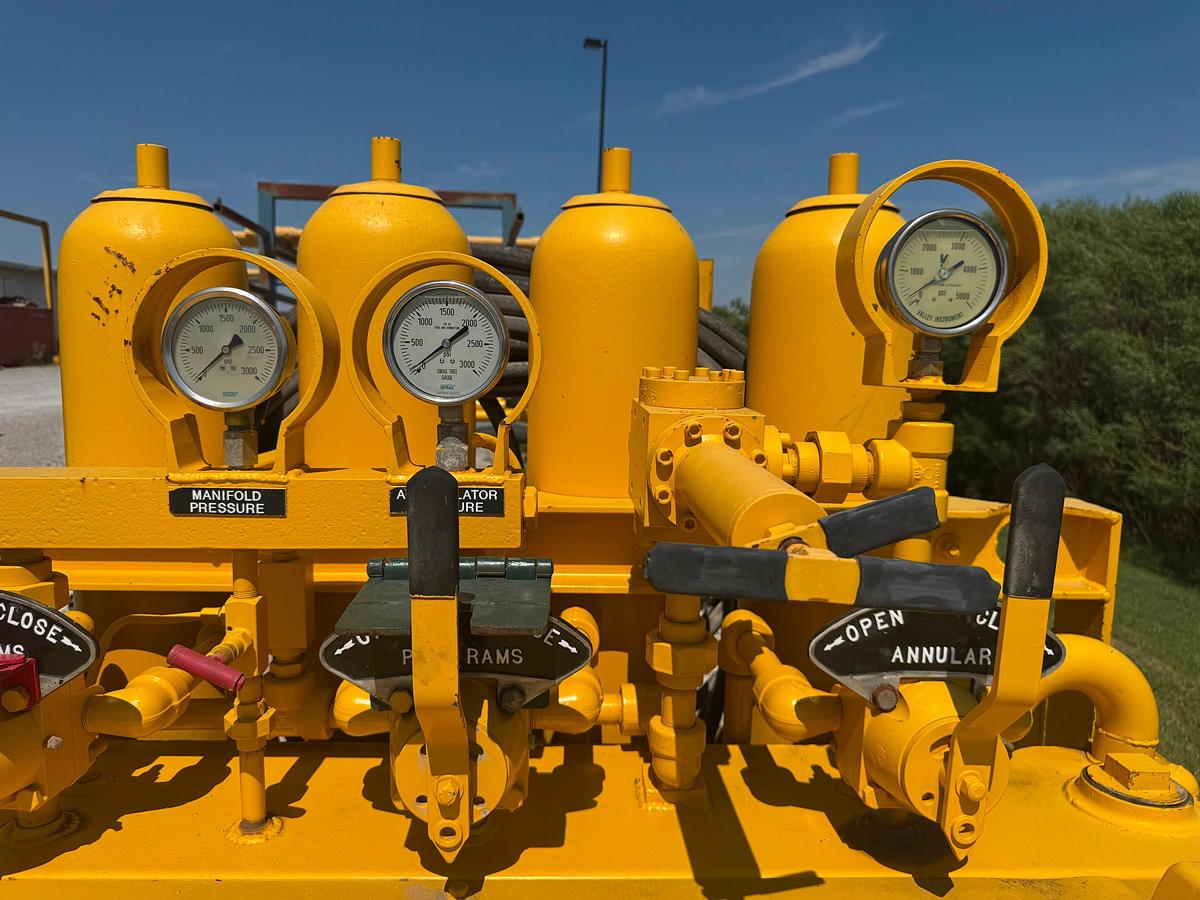 Used 3-Station 40-Gallon Accumulator with Triplex Pump Honda Gas Motor - BOP Stump