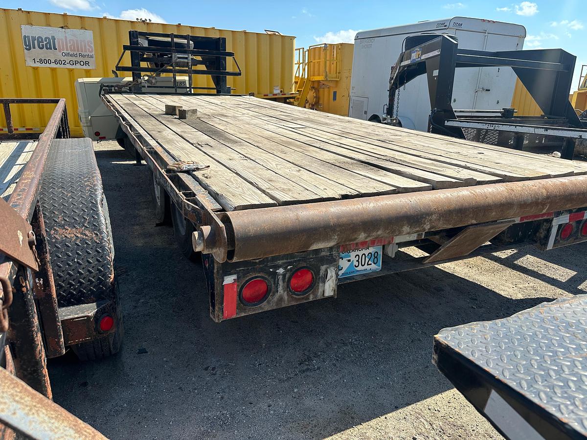 Used 2018 Texas Pride Trailer gooseneck trailer with 20 deck has tail roll and 17,500 lb Smitty Bilt win