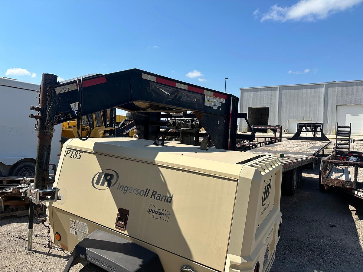 Used 2018 Texas Pride Trailer gooseneck trailer with 20 deck has tail roll and 17,500 lb Smitty Bilt win