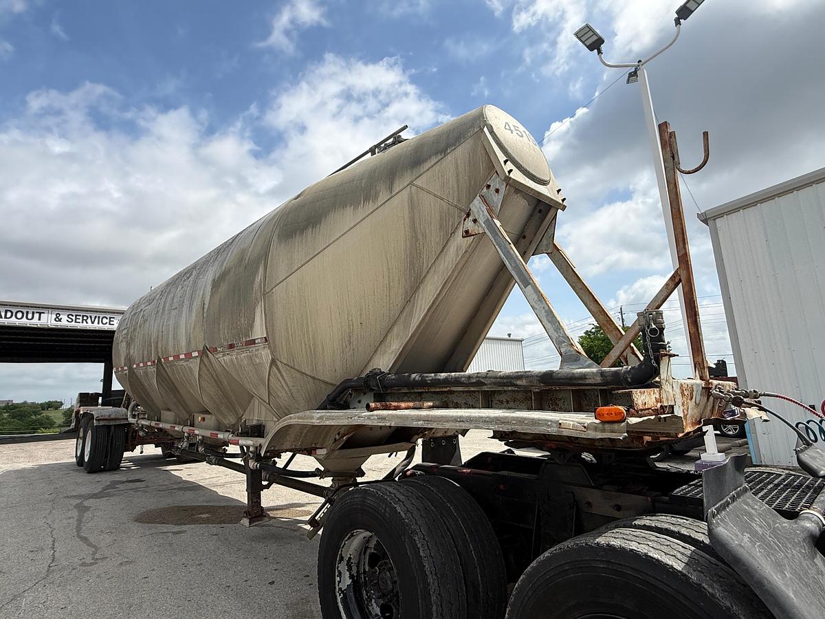 Used 1984 Fruehauf Pneumatic Bulk Trailer