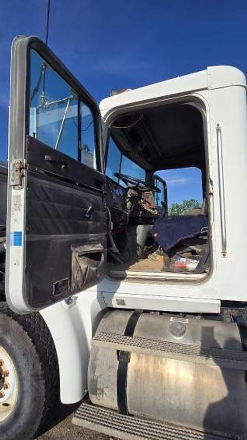 Used 1999 International 9400 - 4K-Gallon Tank Truck