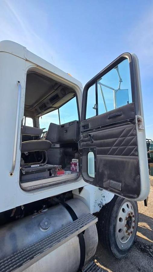 Used 1999 International 9400 - 4K-Gallon Tank Truck