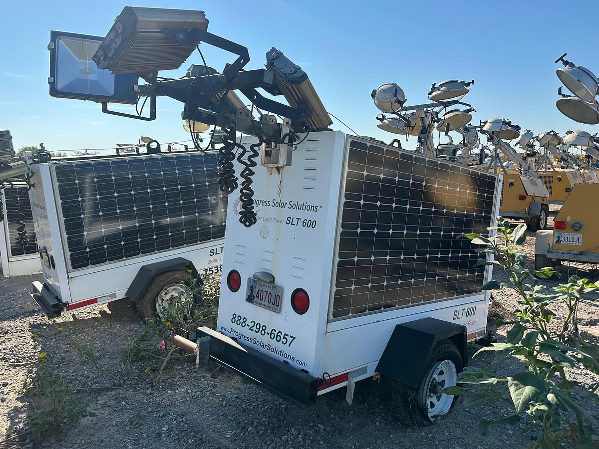 Used Solar Light Tower SLT600, Inoperable, Has Bad Tires